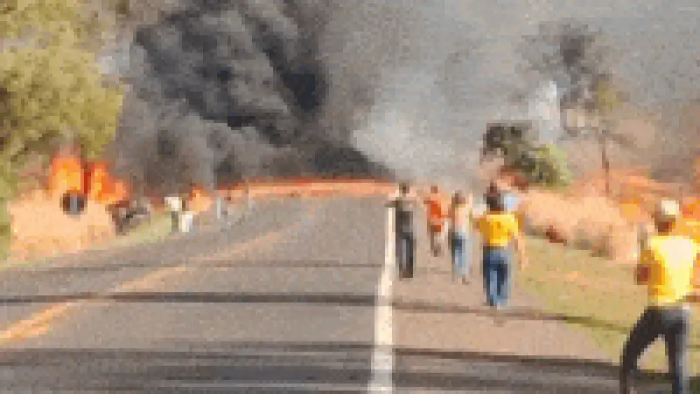 Acidente com carretas interdita BR-163 e deixa 3 feridos graves