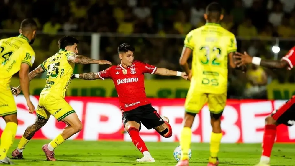 Flamengo goleia Mirassol e cola no líder Palmeiras
