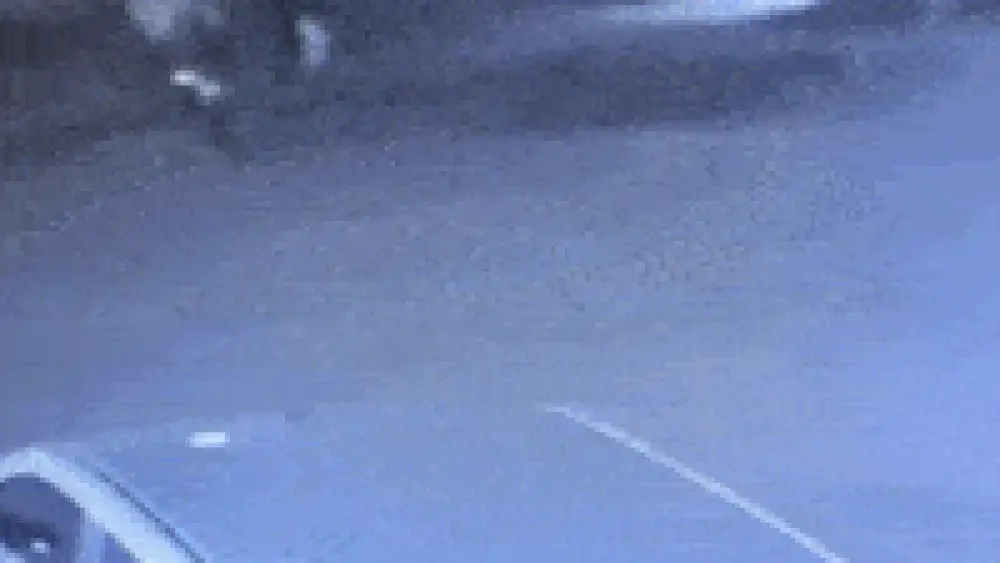 Trio invade secretaria, espanca vigia e rouba carros