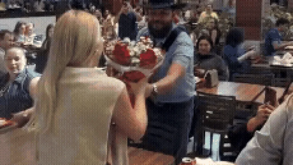 Zé Barba faz serenata para esposa em praça de alimentação