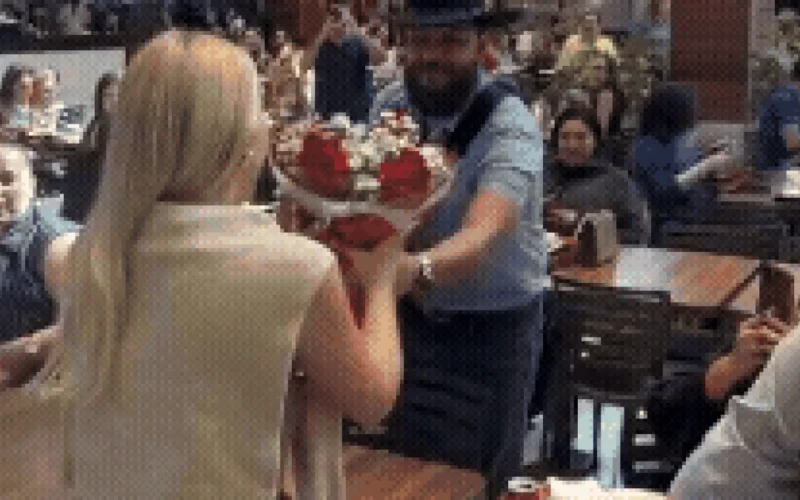 Zé Barba faz serenata para esposa em praça de alimentação