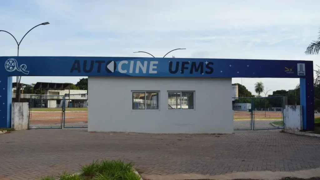 Autocine da UFMS reabre após 37 anos com presença de ministro