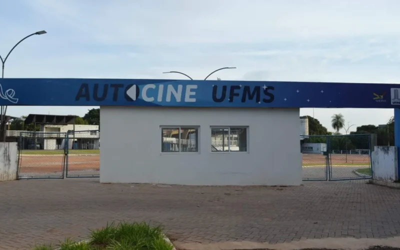 Autocine da UFMS reabre após 37 anos com presença de ministro