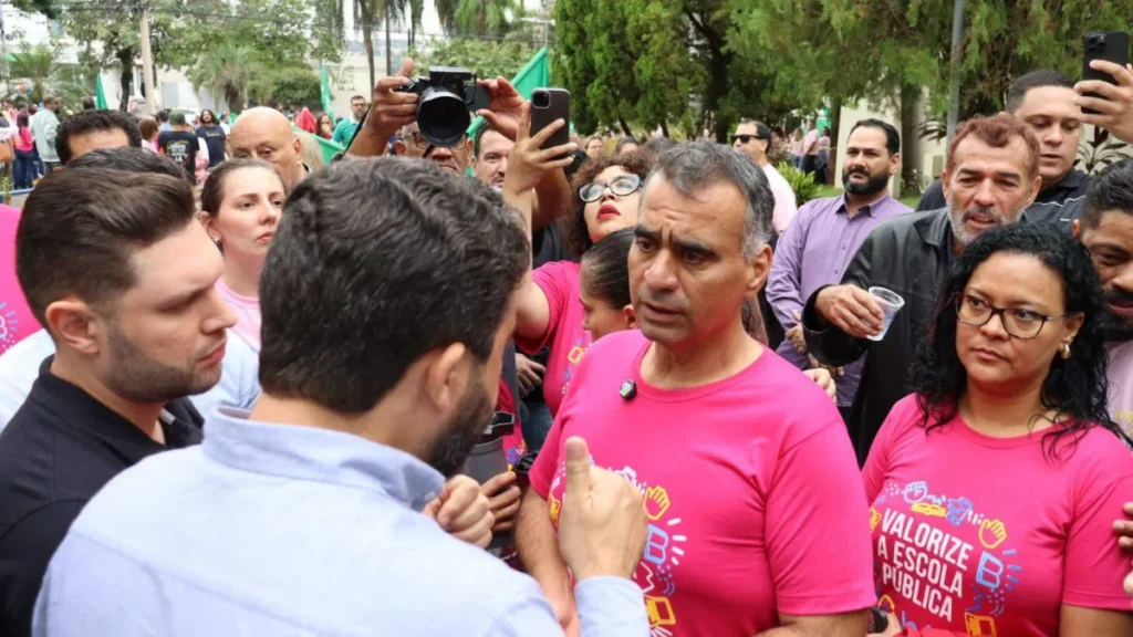 Prefeita recebe professores e discute reajuste salarial