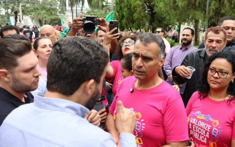 Prefeita recebe professores e discute reajuste salarial