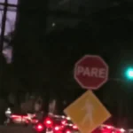 Falha em semáforo deixa dois sinais verdes em cruzamento movimentado