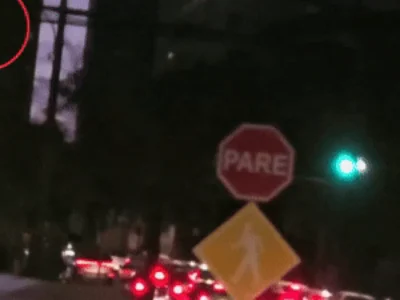 Falha em semáforo deixa dois sinais verdes em cruzamento movimentado