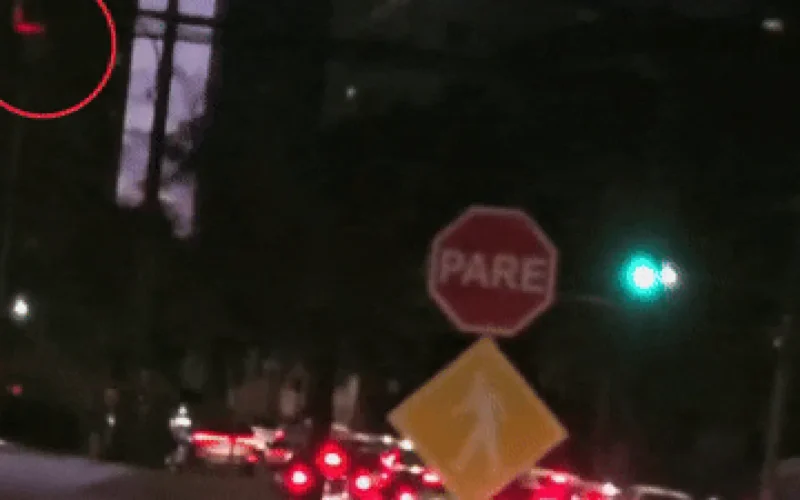 Falha em semáforo deixa dois sinais verdes em cruzamento movimentado