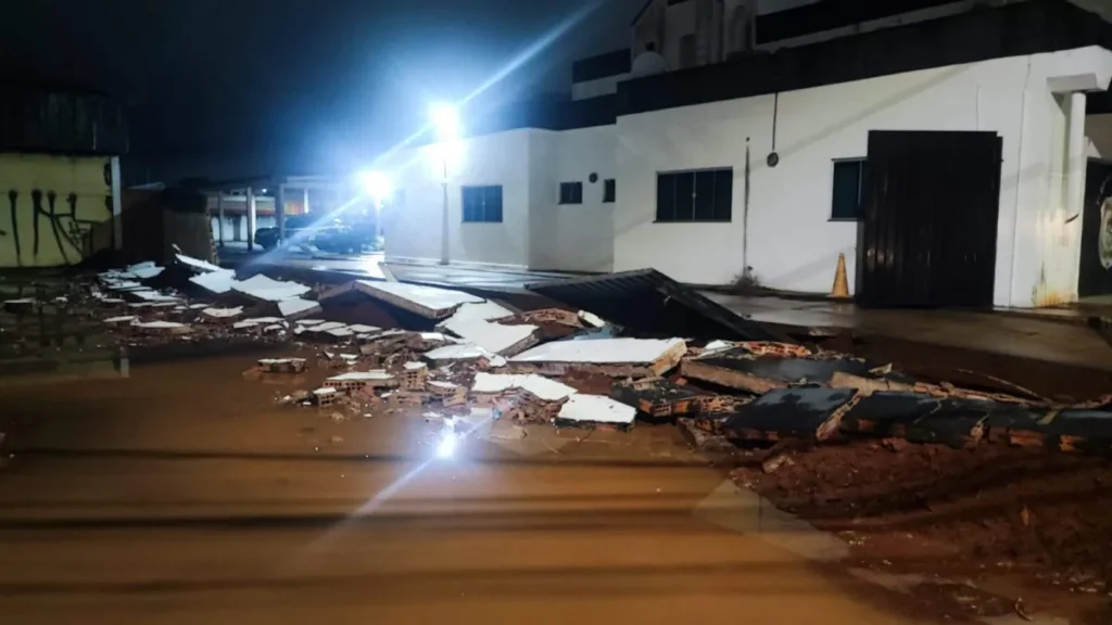Muro de delegacia desaba durante obra de supermercado em Campo Grande