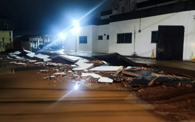 Muro de delegacia desaba durante obra de supermercado em Campo Grande
