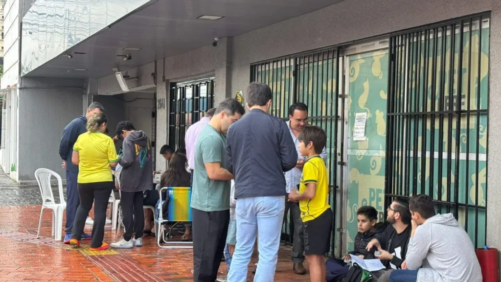 Chuva e jogo do Brasil não param troca de figurinhas em Campo Grande