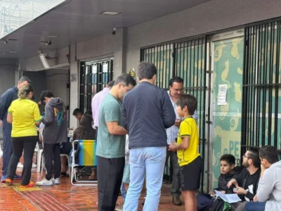 Chuva e jogo do Brasil não param troca de figurinhas em Campo Grande