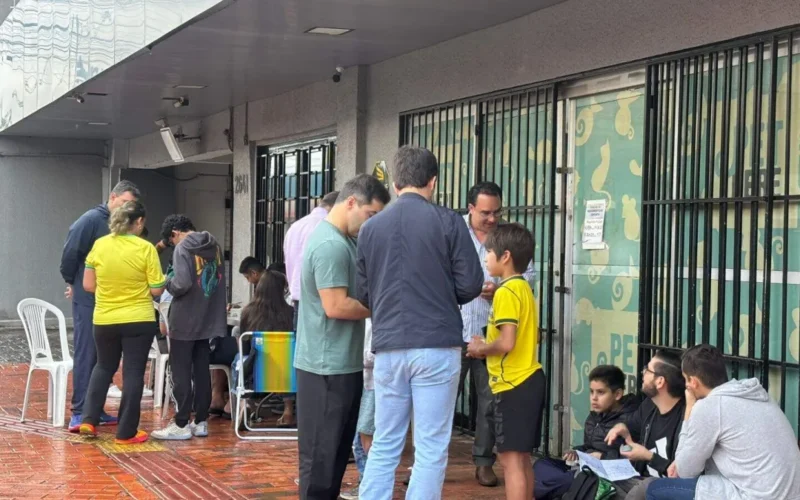Chuva e jogo do Brasil não param troca de figurinhas em Campo Grande