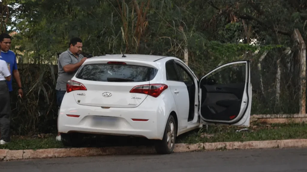 Motorista tem mal súbito, bate carro em ginásio e é resgatado pelo Samu