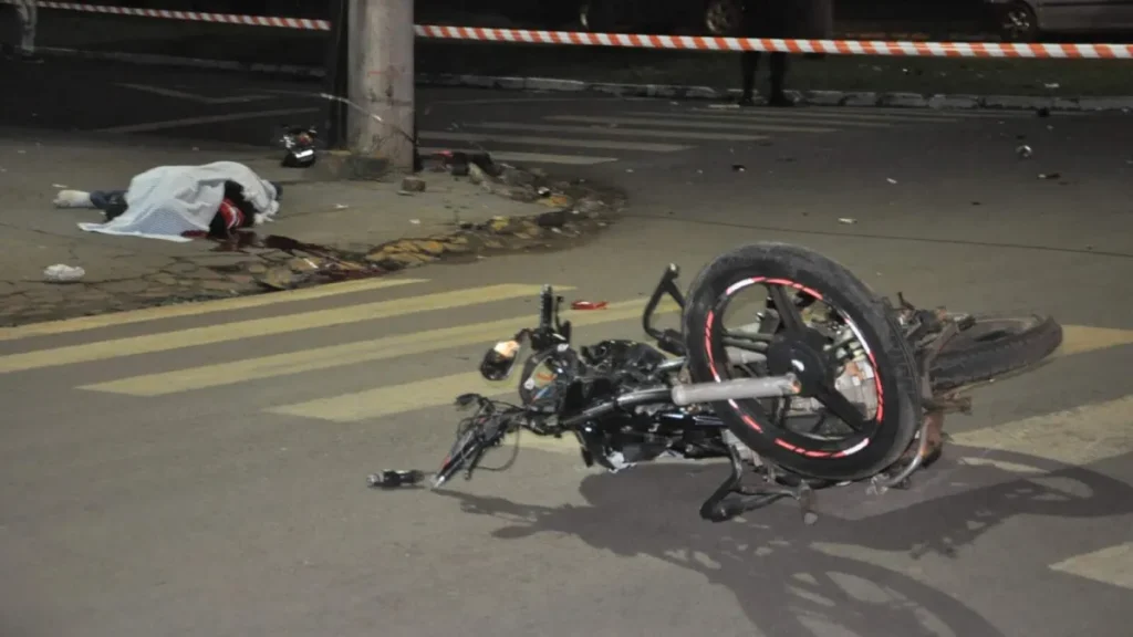 Motociclista morre arremessado em acidente em rotatória em Chapadão do Sul