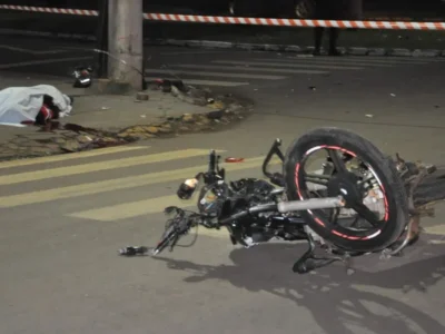 Motociclista morre arremessado em acidente em rotatória em Chapadão do Sul