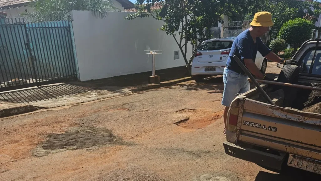 Aposentado de 76 anos tapa buracos por conta própria em Campo Grande