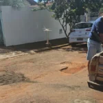 Aposentado de 76 anos tapa buracos por conta própria em Campo Grande