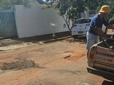 Aposentado de 76 anos tapa buracos por conta própria em Campo Grande