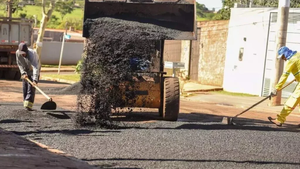Após operação, Prefeitura amplia contrato para retomar tapa-buracos