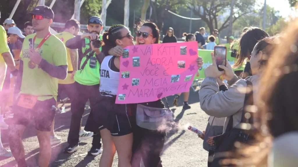 Amigos na linha de chegada fazem diferença na maratona