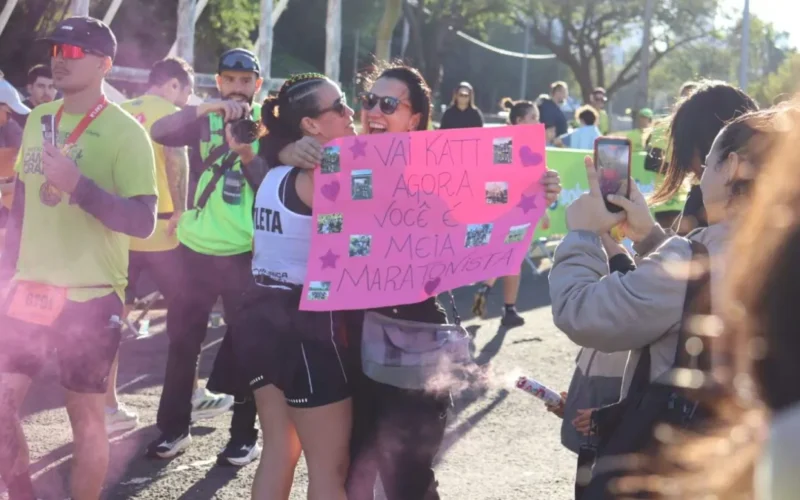 Amigos na linha de chegada fazem diferença na maratona