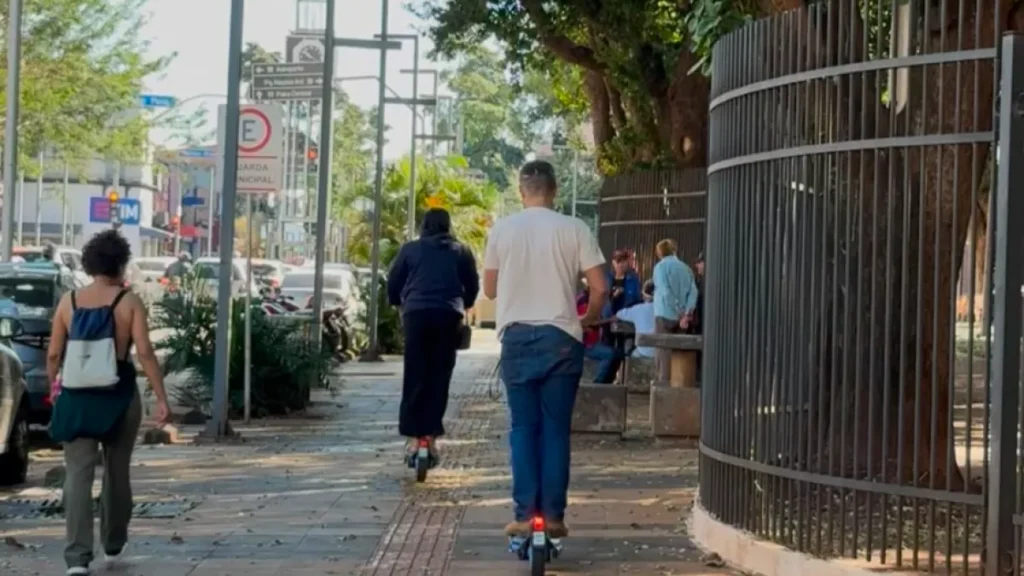 Moradores testam patinetes elétricos no Centro de Campo Grande