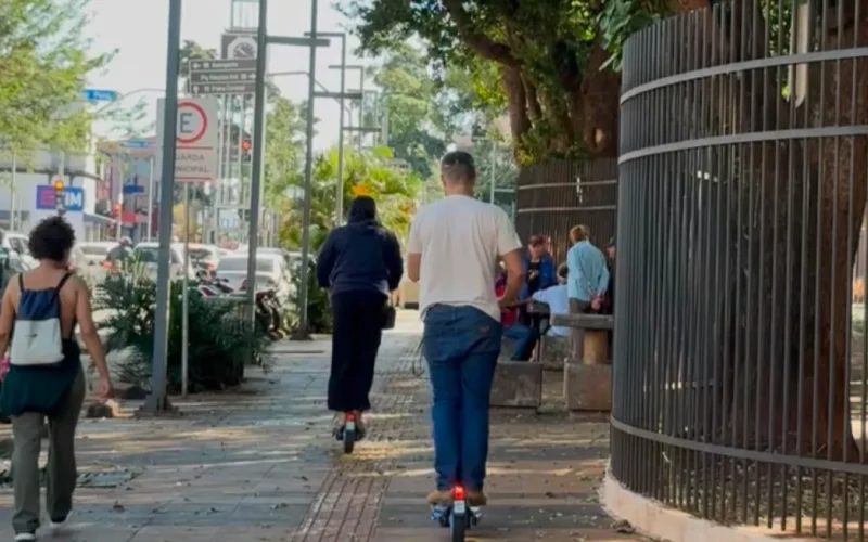Moradores testam patinetes elétricos no Centro de Campo Grande