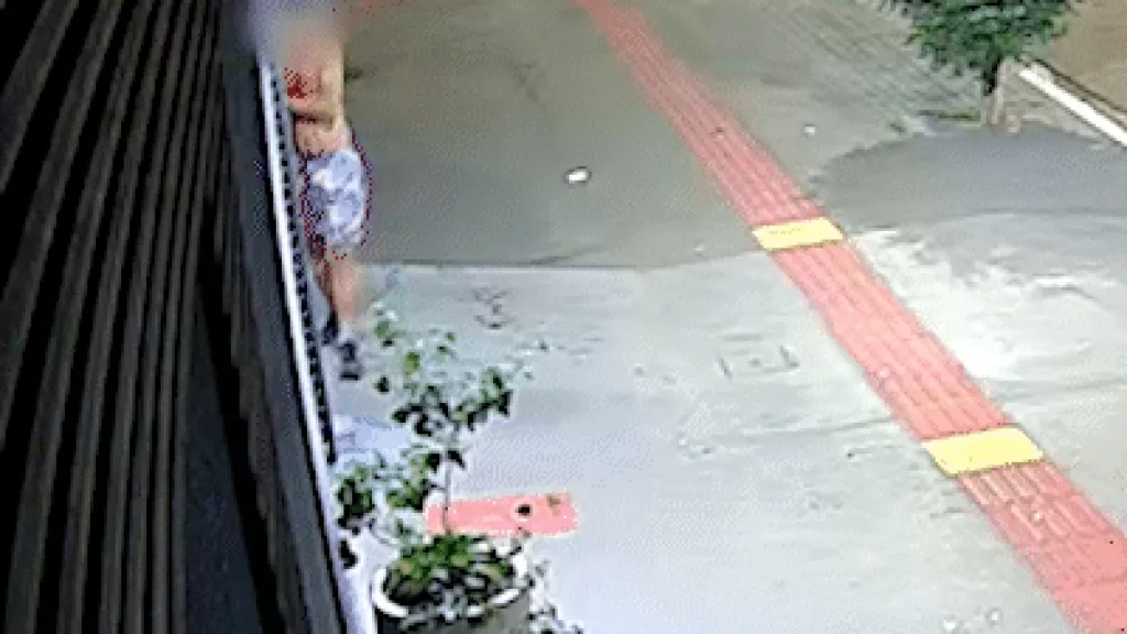 Homem corre sangrando por uma quadra após facada e morre em hotel