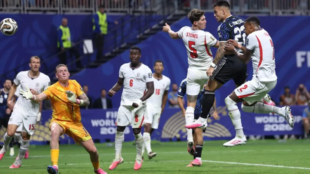 Argentina vira sobre Inglaterra no fim e vai à final