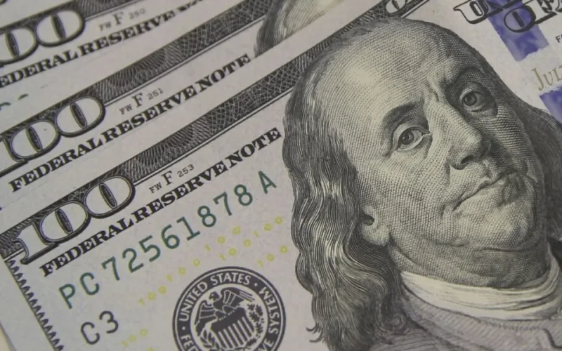 Dólar fecha estável a R$ 5,07; Ibovespa recua 0,36%