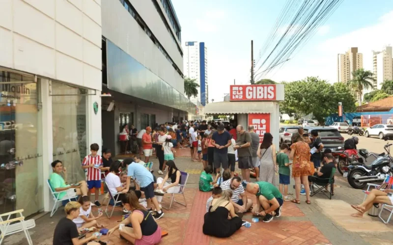 Colecionadores seguem saga para completar álbum na reta final da Copa
