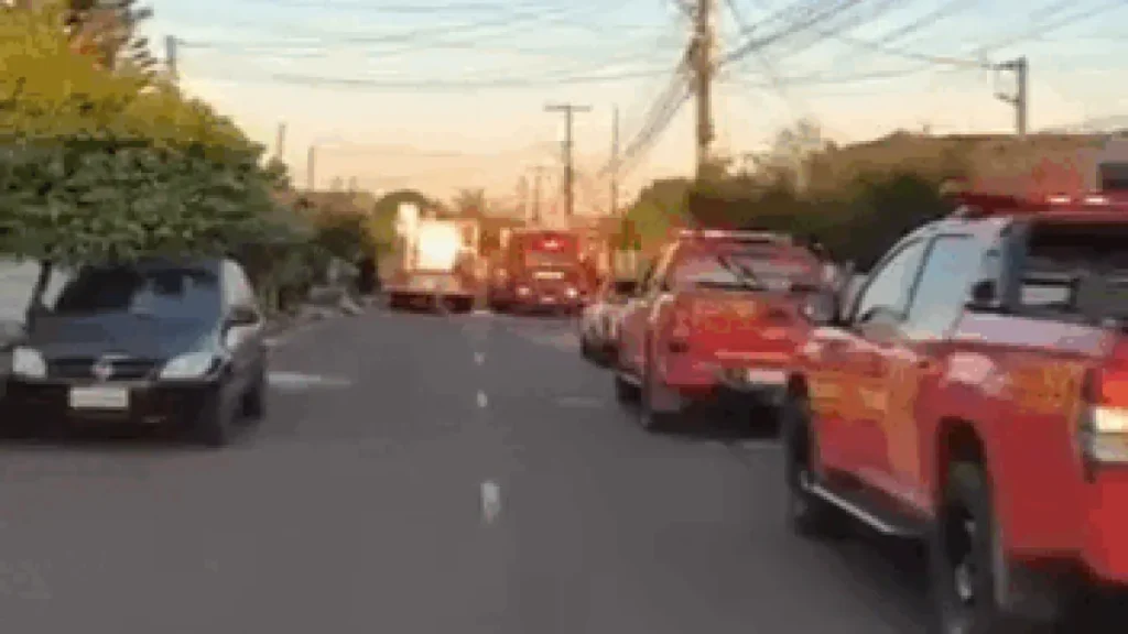 Incêndio e explosão em depósito de reciclagem assustam moradores em Campo Grande