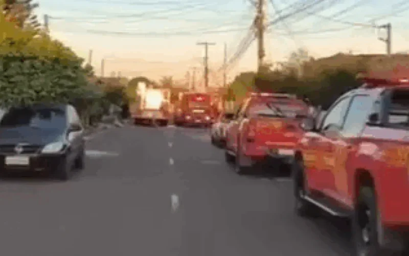 Incêndio e explosão em depósito de reciclagem assustam moradores em Campo Grande
