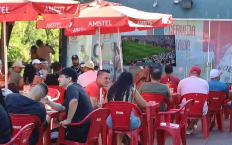Torcida brasileira seca Argentina na final da Copa