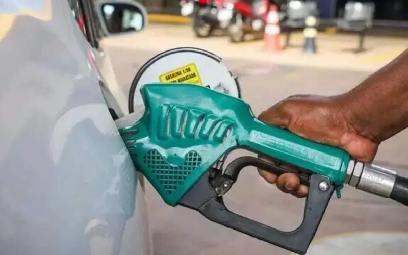 Governo prorroga subsídio de R$ 0,44 na gasolina por 30 dias