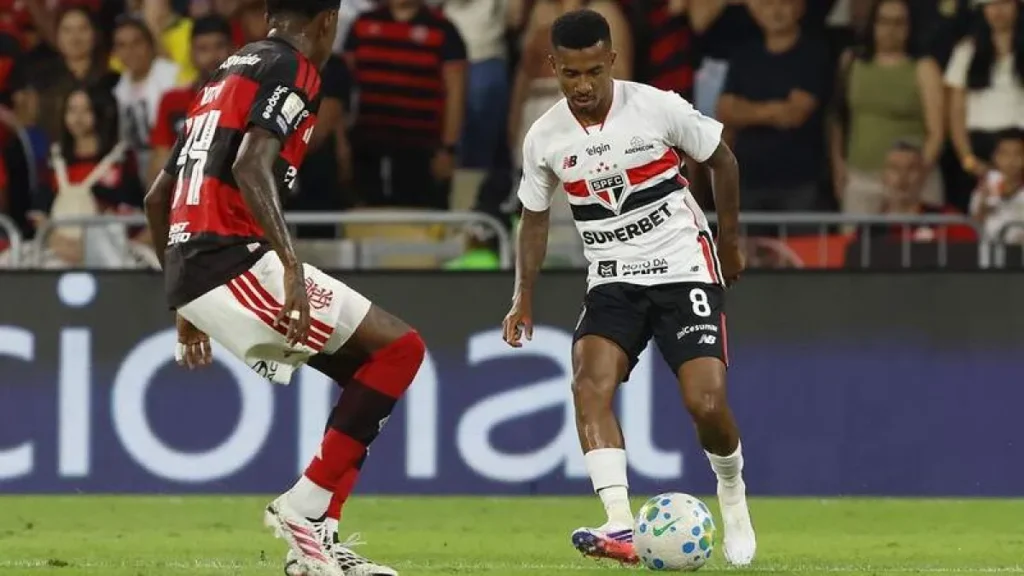 Flamengo empata com São Paulo e perde chance de encostar no líder