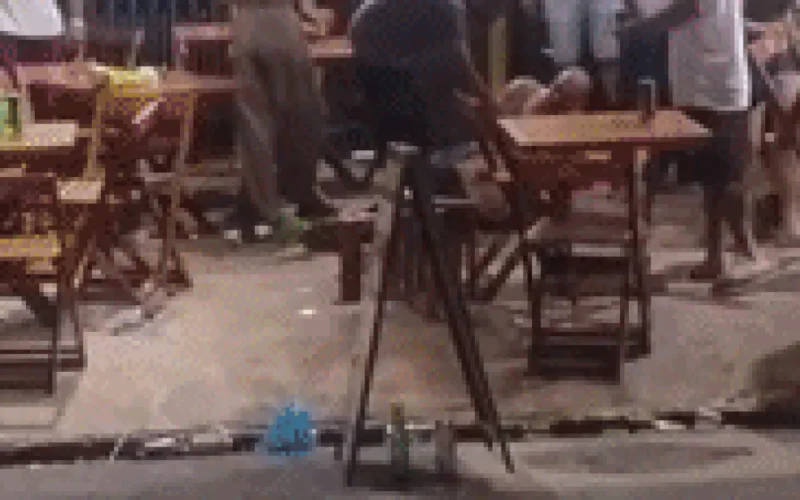 Briga generalizada em conveniência é registrada em vídeo
