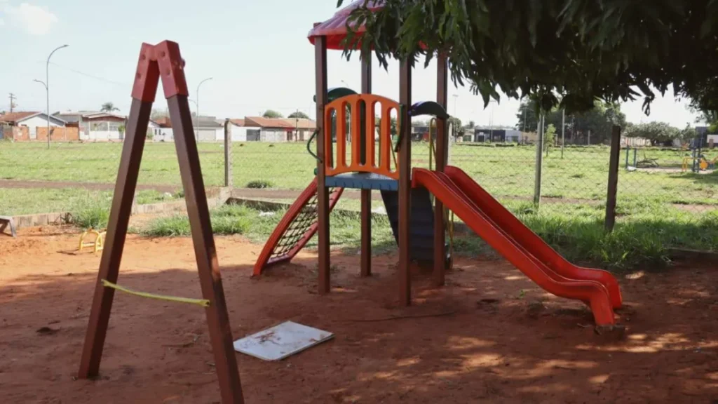 Praça sem placa e abandonada: homenagem a menino morto é ignorada