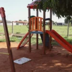 Praça sem placa e abandonada: homenagem a menino morto é ignorada
