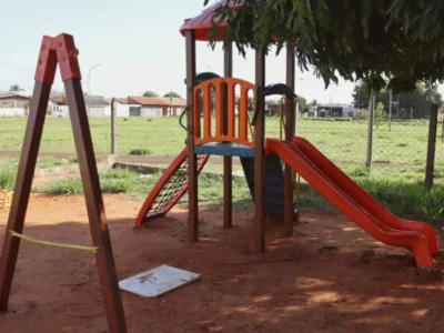 Praça sem placa e abandonada: homenagem a menino morto é ignorada