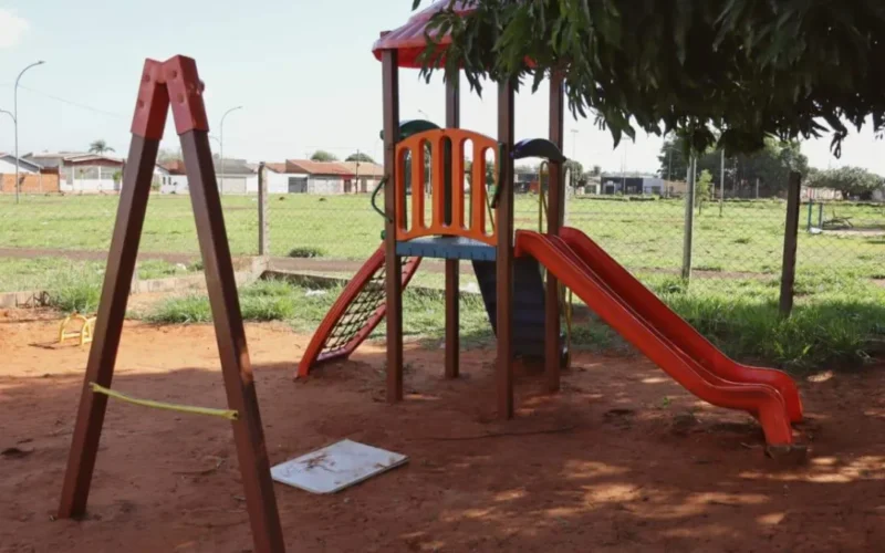 Praça sem placa e abandonada: homenagem a menino morto é ignorada
