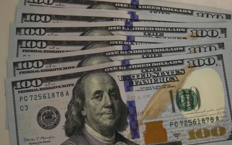 Dólar cai a R$ 5,11 após Fed manter juros nos EUA