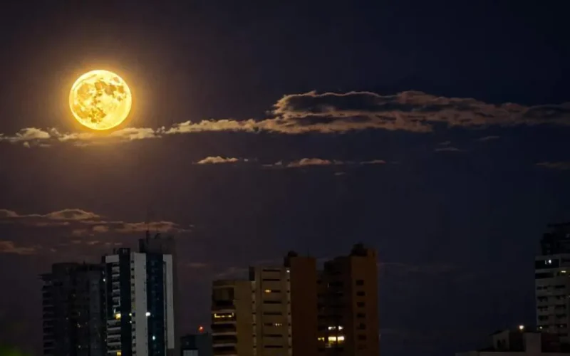 Lua dos Veados: fenômeno alaranjado encanta MS