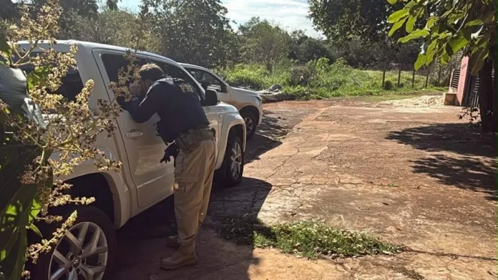 Polícia busca batedor de carga de 1,7 tonelada de maconha