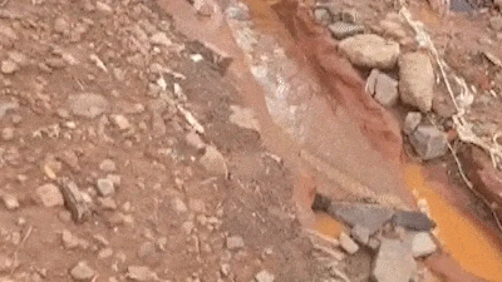 Obra de esgoto vira lamaçal e trava trânsito na Rua Purús