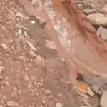 Obra de esgoto vira lamaçal e trava trânsito na Rua Purús