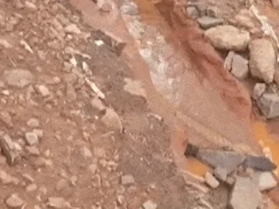 Obra de esgoto vira lamaçal e trava trânsito na Rua Purús