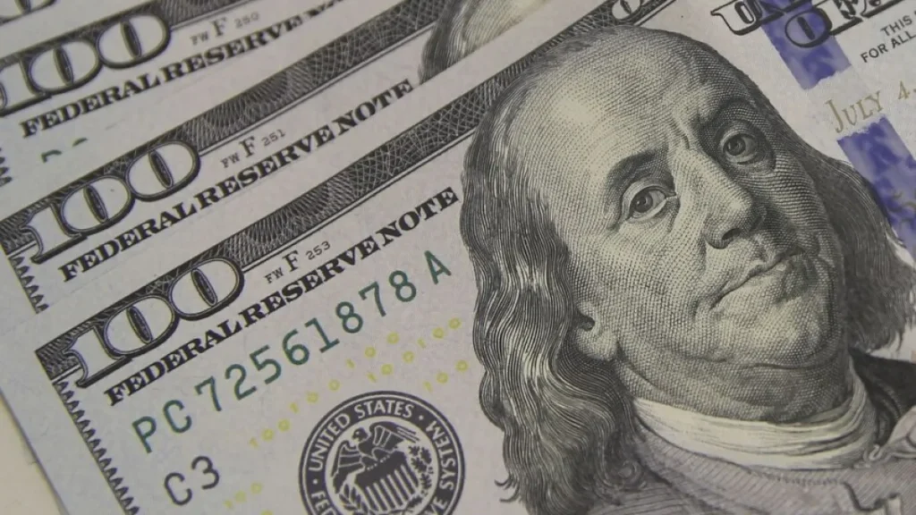 Dólar fecha julho em queda de 1,81%; Ibovespa sobe 3,47% no mês