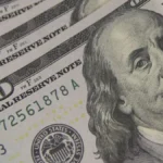 Dólar fecha julho em queda de 1,81%; Ibovespa sobe 3,47% no mês